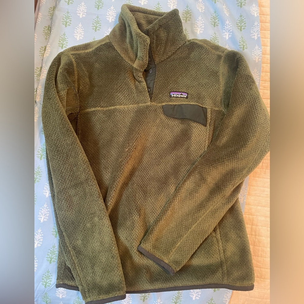 Patagonia pullover. Size M. Green